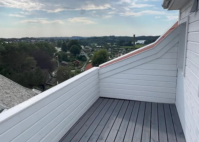 Large House With 3 Bedrooms And A Private Garden شقة *