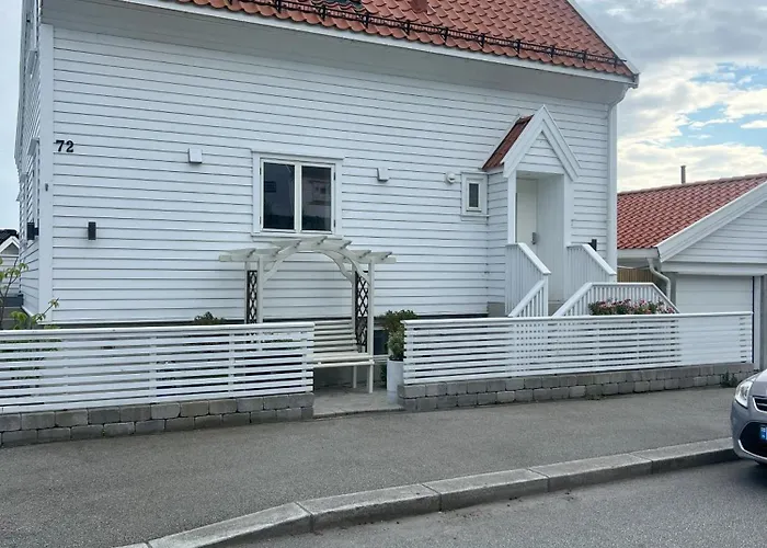 Large House With 3 Bedrooms And A Private Garden Lägenhet *